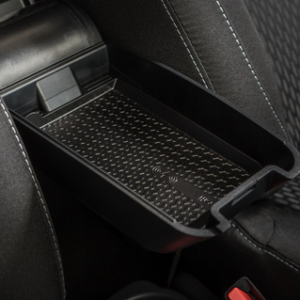 Rati* Brezžični polnilec za telefon v naslonjalu za roke